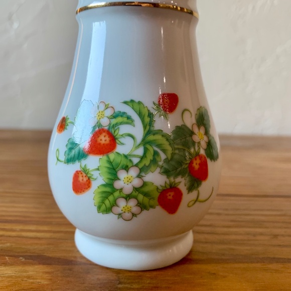 Vintage Avon Strawberry Porcelain Shaker with 22K Gold Trim – Set of 2 - Picture 14 of 15